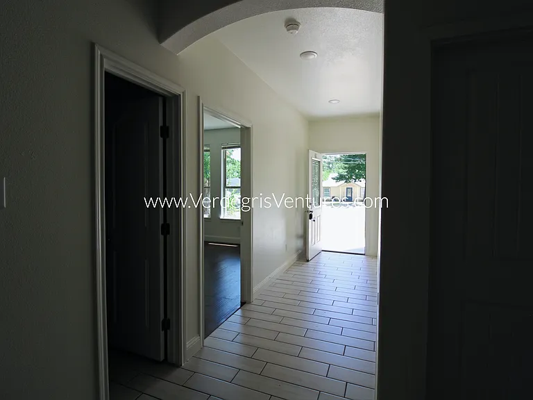 209 E Barron Ave — Photo 15