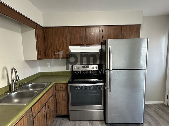 3rd image of 1618 University Dr