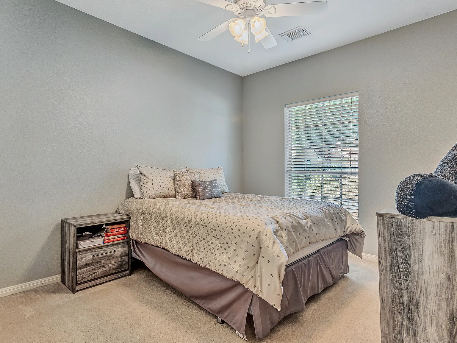 4 bed, 2213 sqft, $4,400 — Photo 3