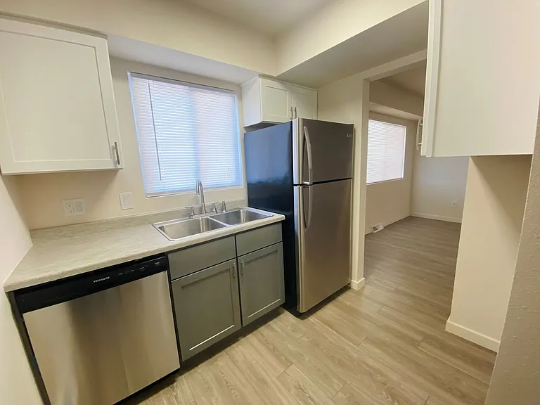 435 E Harrison St — Photo 2