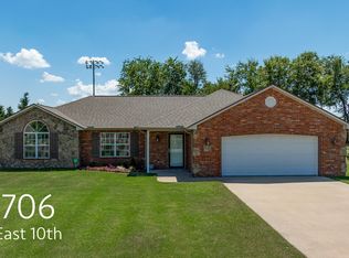 706 E 10th St, Grove, OK 74344