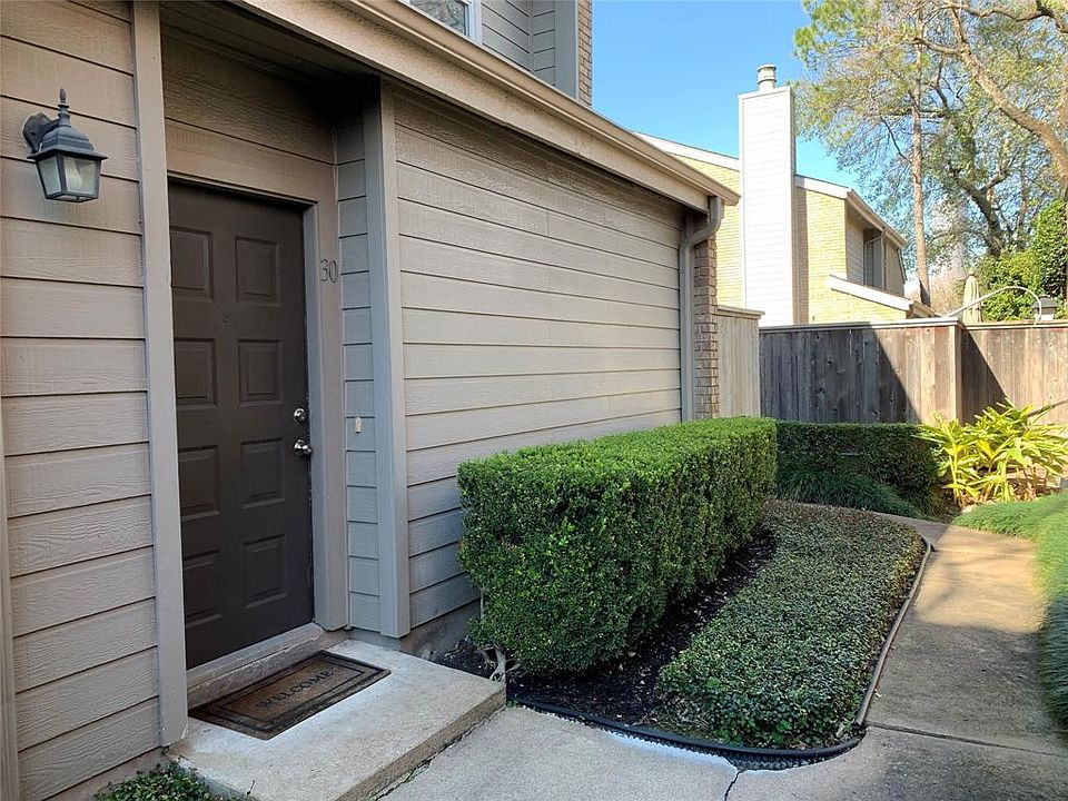 Remodeled townhouse near Galleria area in small quiet complex with only 30 units. Walking distance to lots of wonderful restaurants and coffee shops!