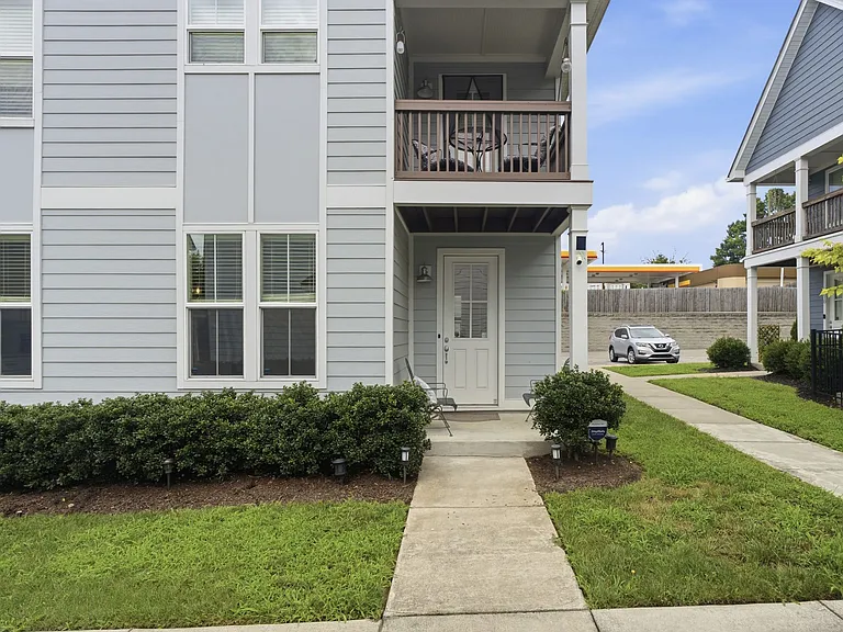 802 Briar Cir — Photo 2