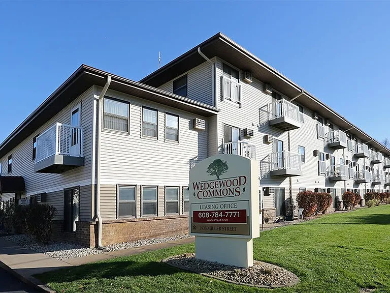 WEDGEWOOD COMMONS — Photo 25