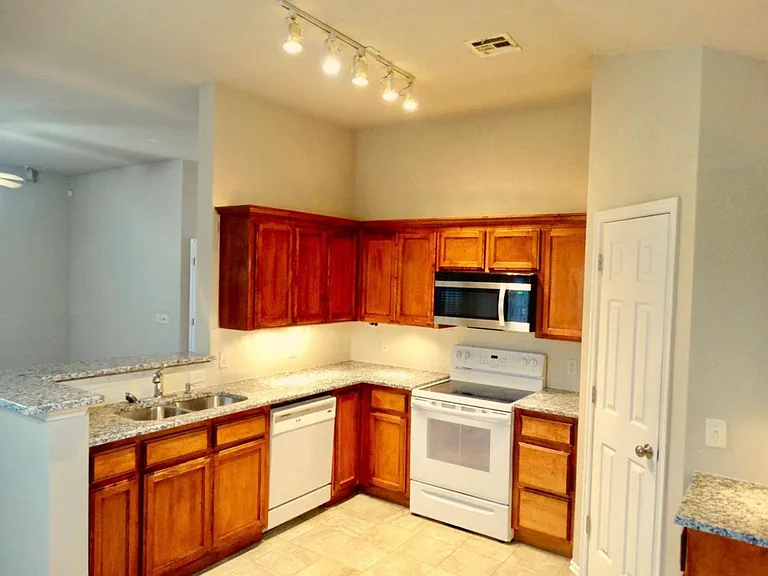 3301 Buckingham Pl — Photo 7