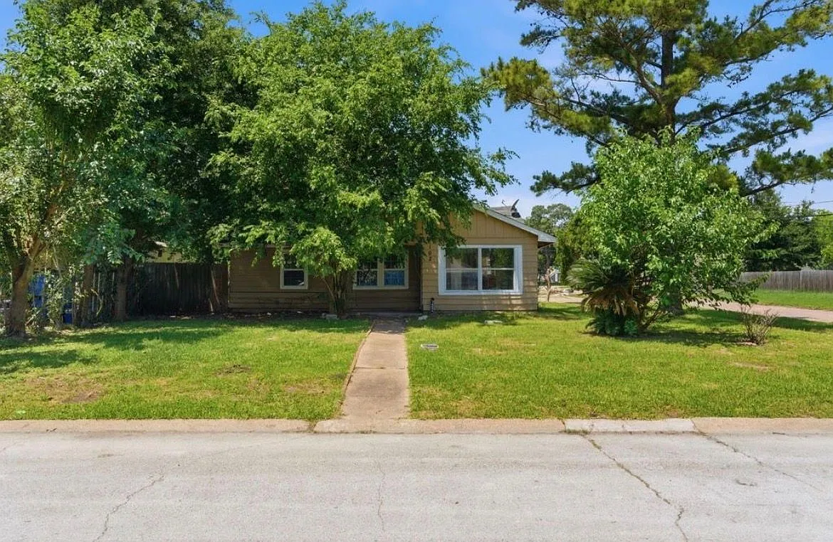 4 bed, 2.0 bath, 1724 sqft, $1,900 — Photo 2