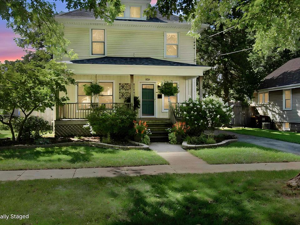 1st image of 826 Roscoe Ave