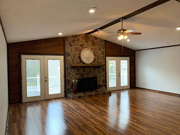 Family room 20' X 18'
Dining 12' X 8'