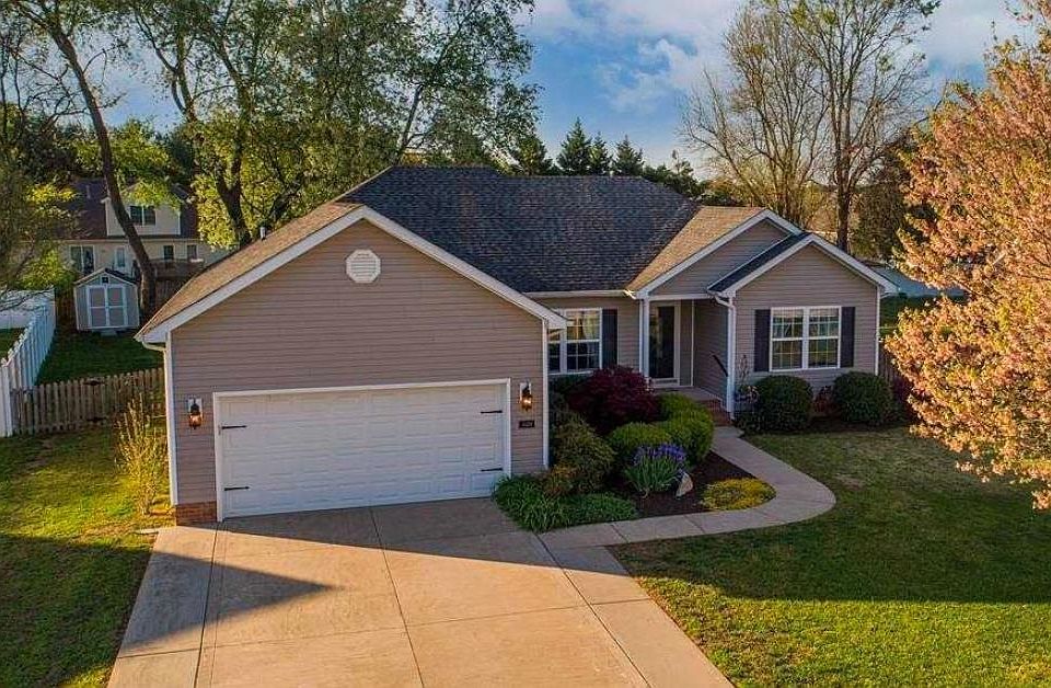 2nd image of 3320 Fair Oaks Cir