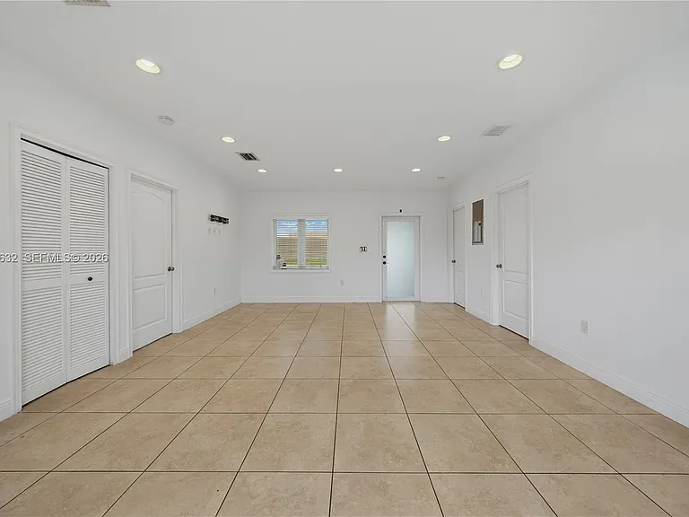 7515 NW South River Dr — Photo 6
