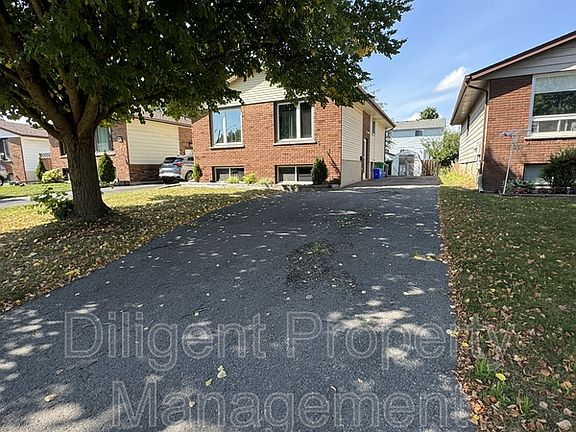 4th image of 581 Barnes Cres Unit 3