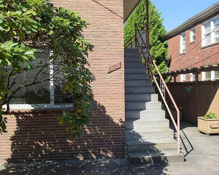 2707 Franklin Ave E — Photo 36