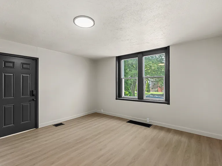 4424 Grace Ave — Photo 8