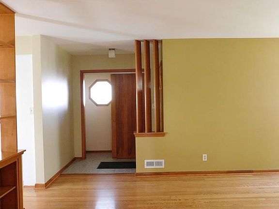 3rd image of 1696 Kingsley Ave