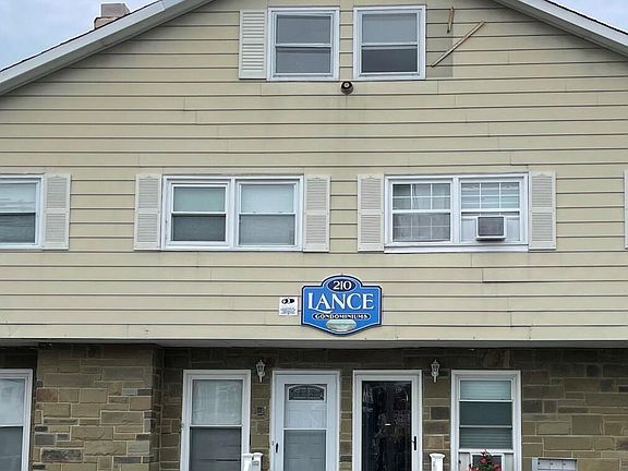 5th image of 210 Sampson Ave