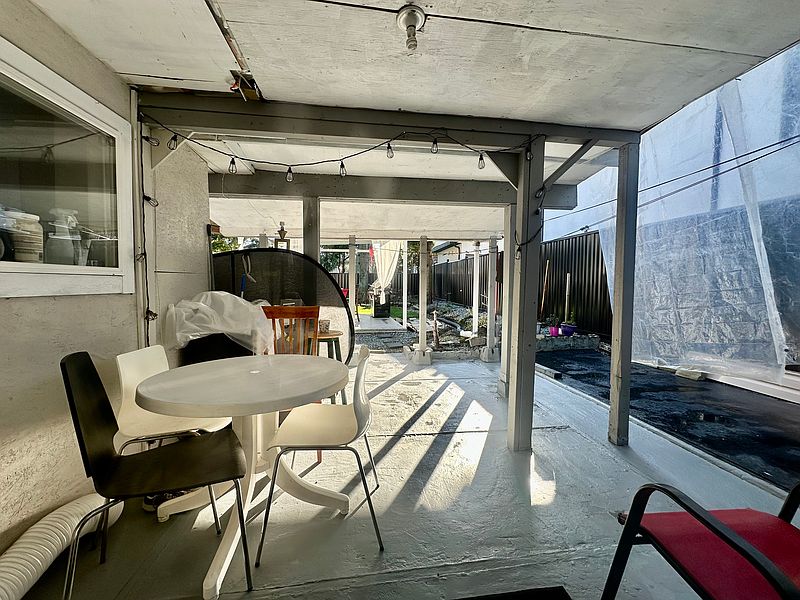 Surrey House for rent - 2 Bedrooms — photo 10