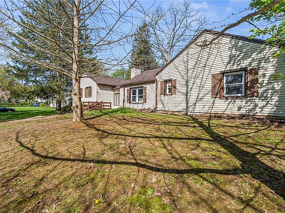 3rd image of 321 Eaglehead Rd