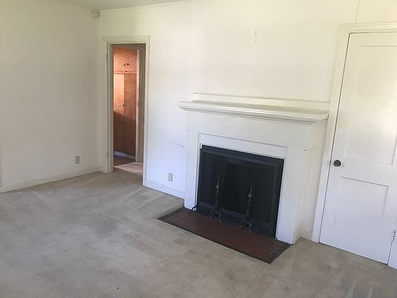 2nd image of 903 E Victory Dr