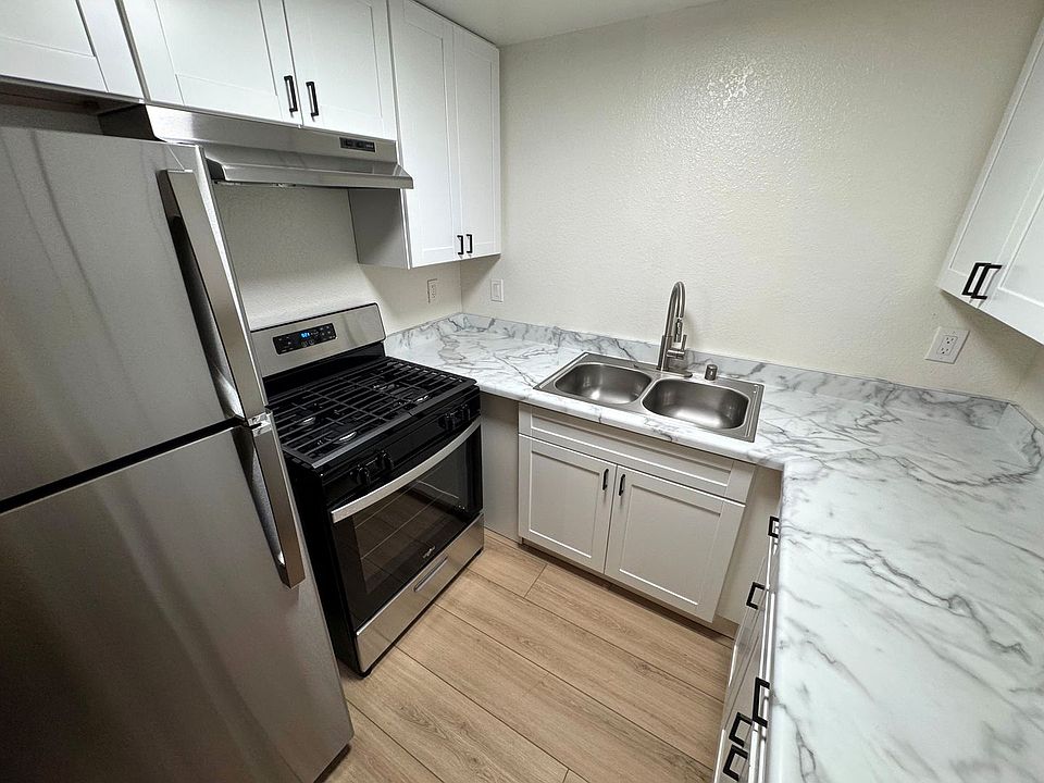 1st image of 6 Dakota Dr #B