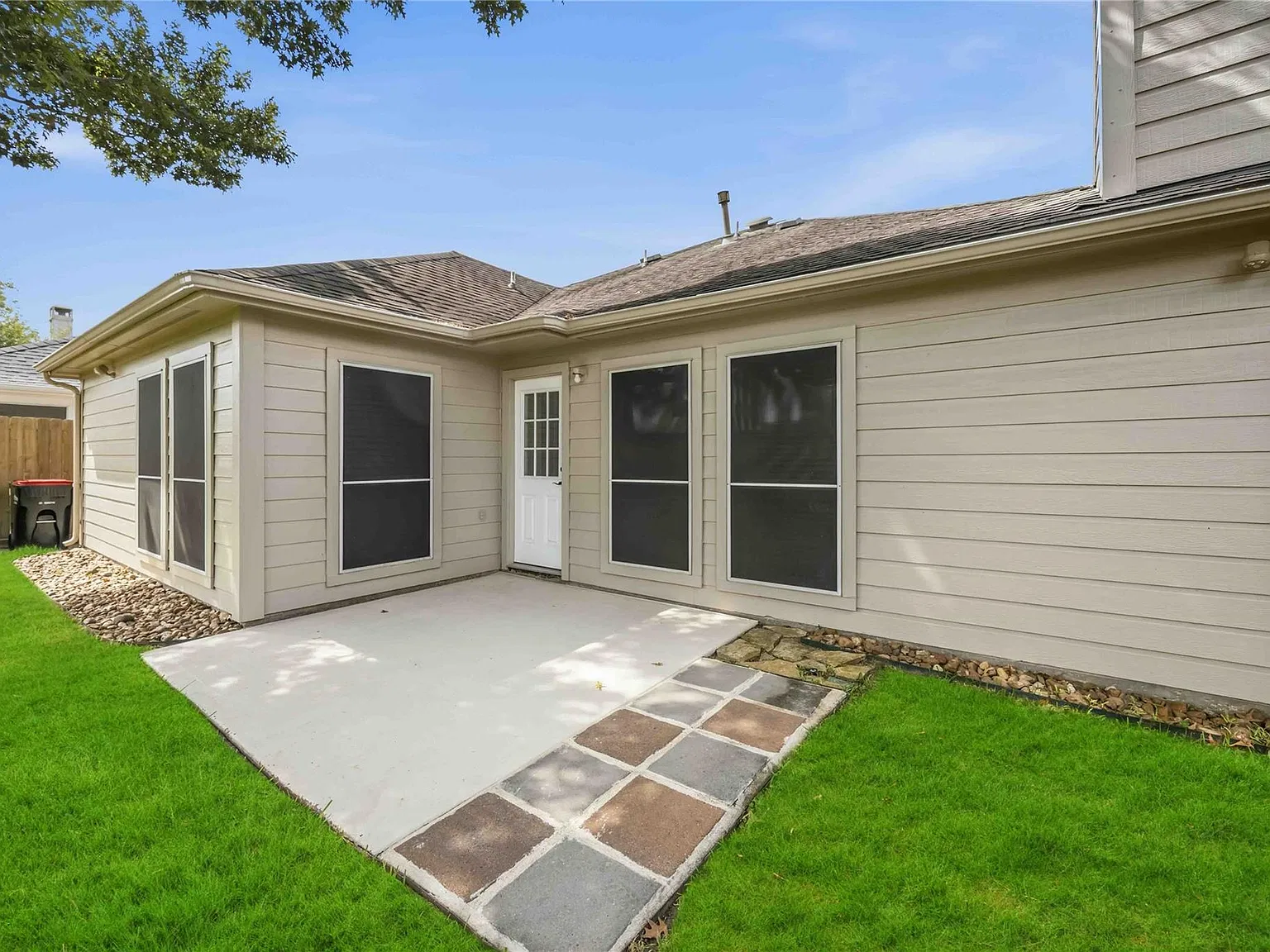 3 bed, 2.0 bath, 1758 sqft, $2,050 — Photo 2
