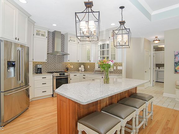 4th image of 6434 Oakridge Dr