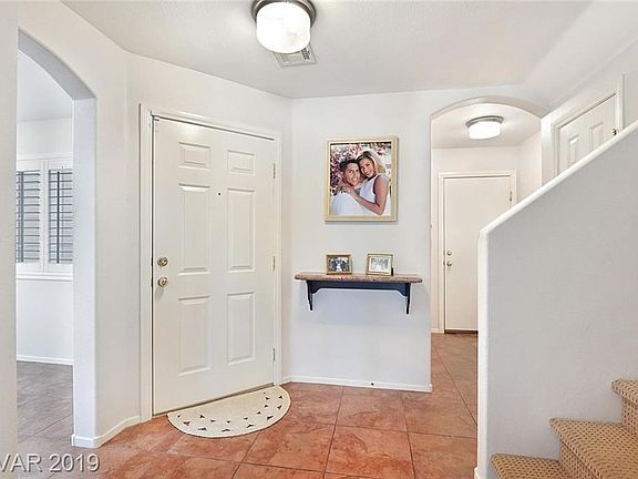 3rd image of 910 Majestic Oak St