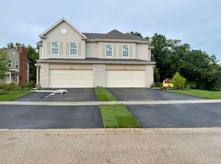 708 Oak Hollow Rd, Crystal Lake, IL 60014