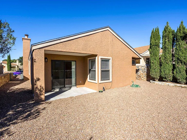 2136 Pioneer Ave — Photo 31