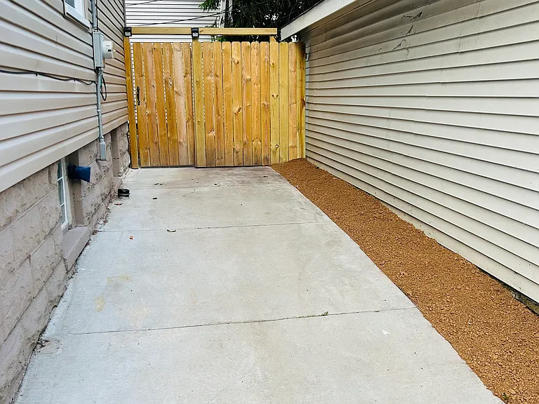 621 E Wright St — Photo 15