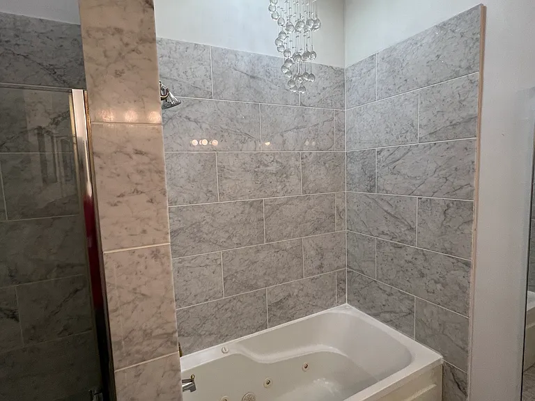 Main bedroom Suite Bathroom Jacuzzi Tub
