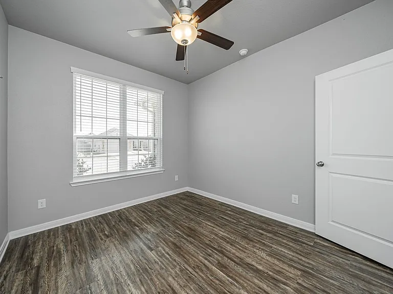 1368 Kingsgate Dr — Photo 32
