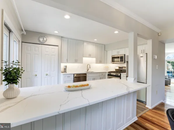 6297 Walkers Croft Way, Alexandria, VA 22315