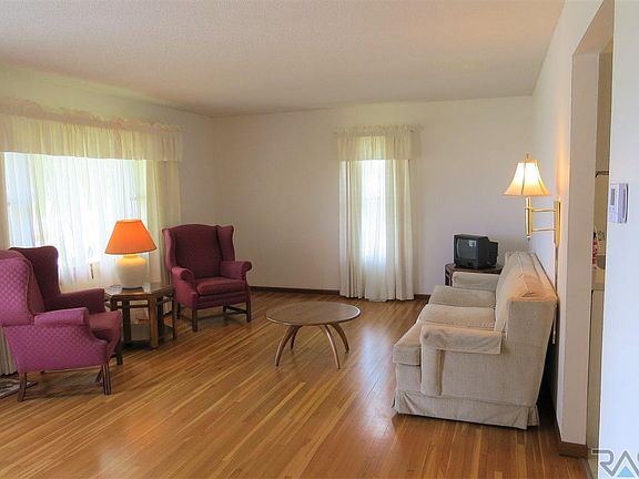 2nd image of 401 E Christensen Dr