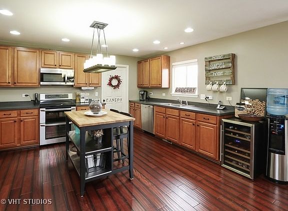 2nd image of 354 Hawthorn Ln