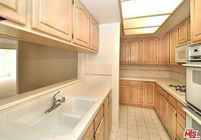 2nd image of 5224 Zelzah Ave Unit 205