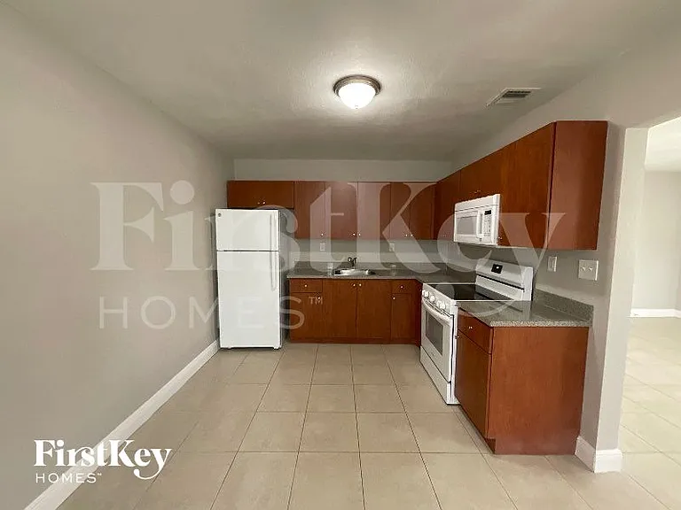 2435 Liberty St — Photo 6