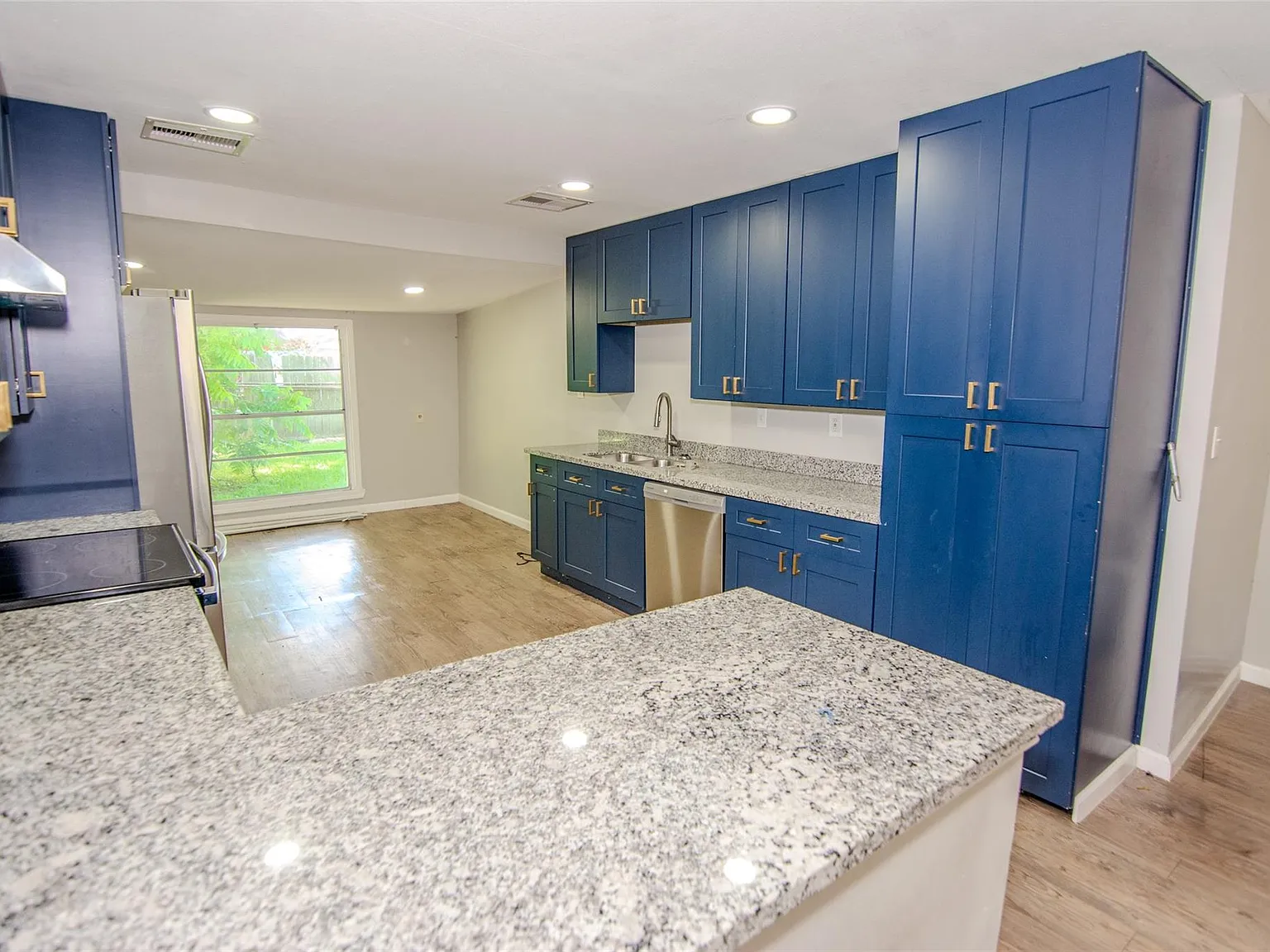 4 bed, 2.0 bath, 1294 sqft, $1,750 — Photo 3