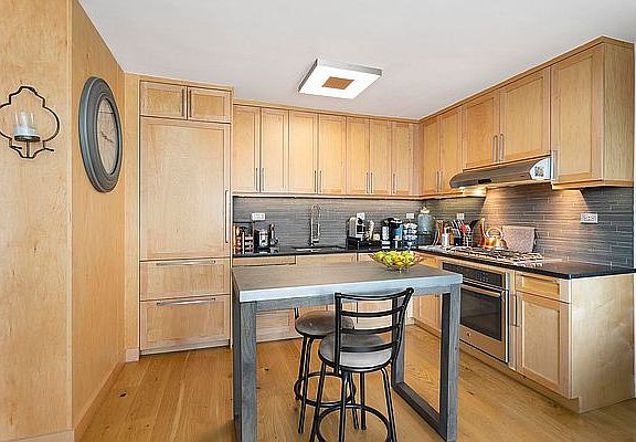 3rd image of 201 E 86th St APT 22G