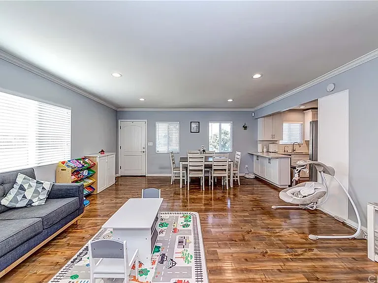 6528 Beeman Ave — Photo 7