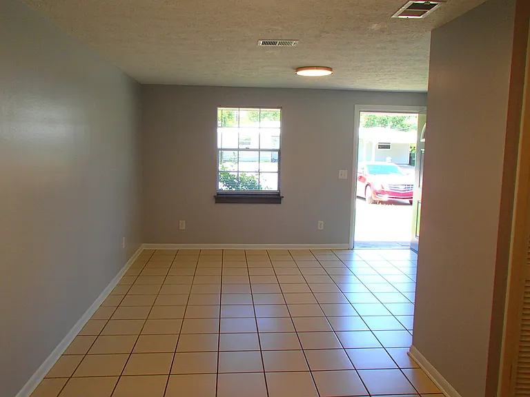 925 Bradford Cir — Photo 9