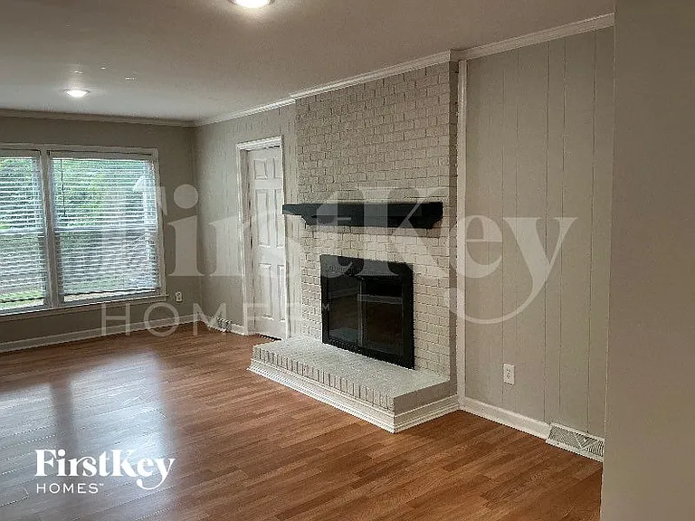 3313 Cross Winds Rd — Photo 2