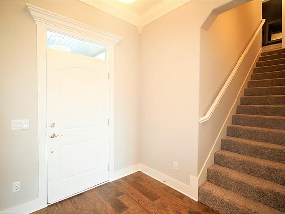 2nd image of 1090 Huntleigh Dr