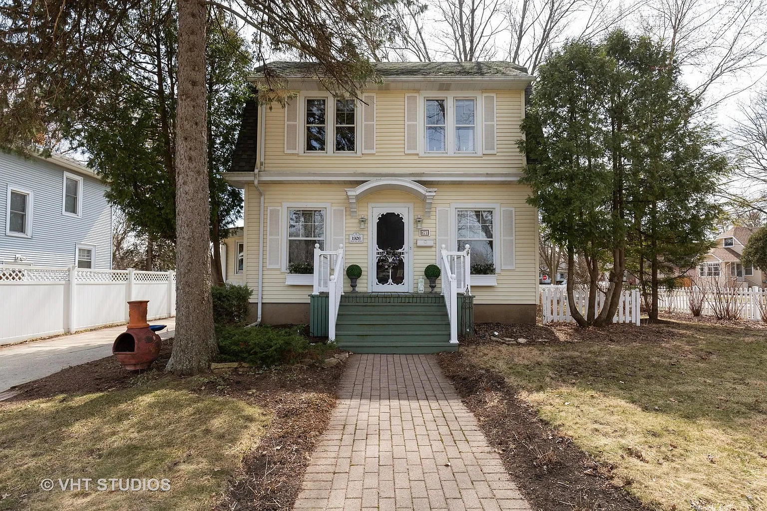 671 Oak St photo 1