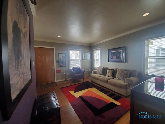 4th image of 939 Wright Ave
