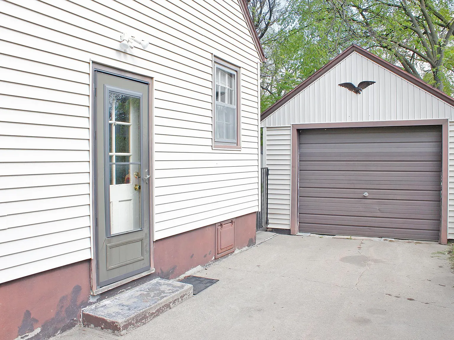 3 bed, 1806 sqft, $1,300 — Photo 2
