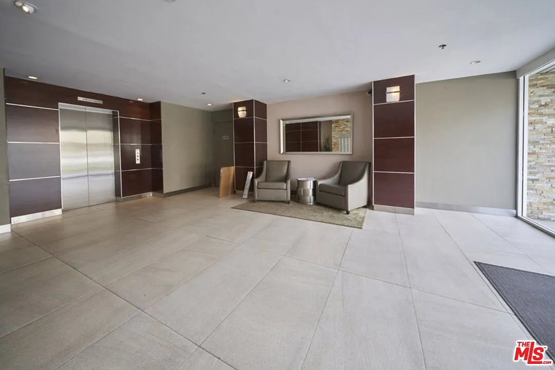 2 bed, 2.5 bath, 1640 sqft, $6,499 — Photo 4