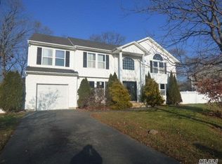 8 Jaqueline Ct, Copiague, NY 11726