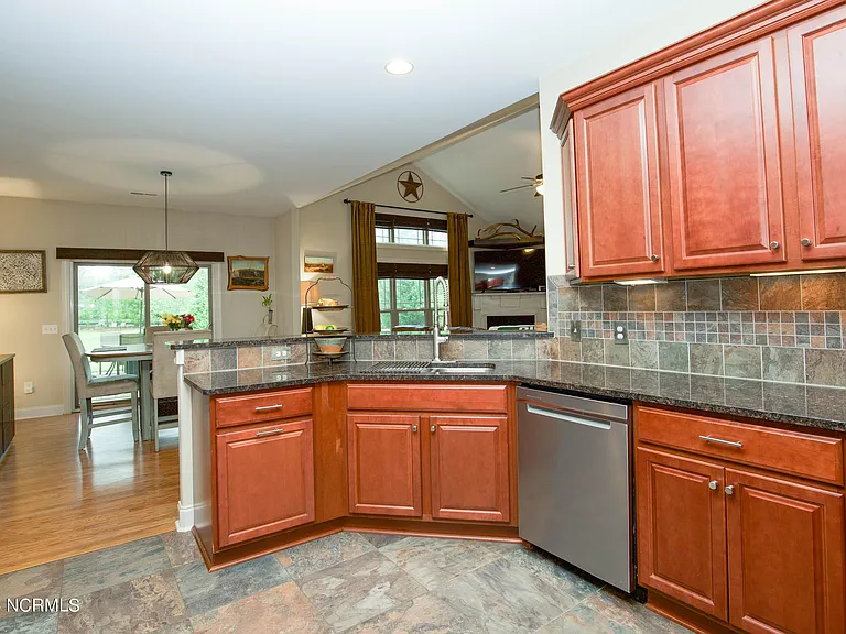 237 Rothbury Dr — Photo 20
