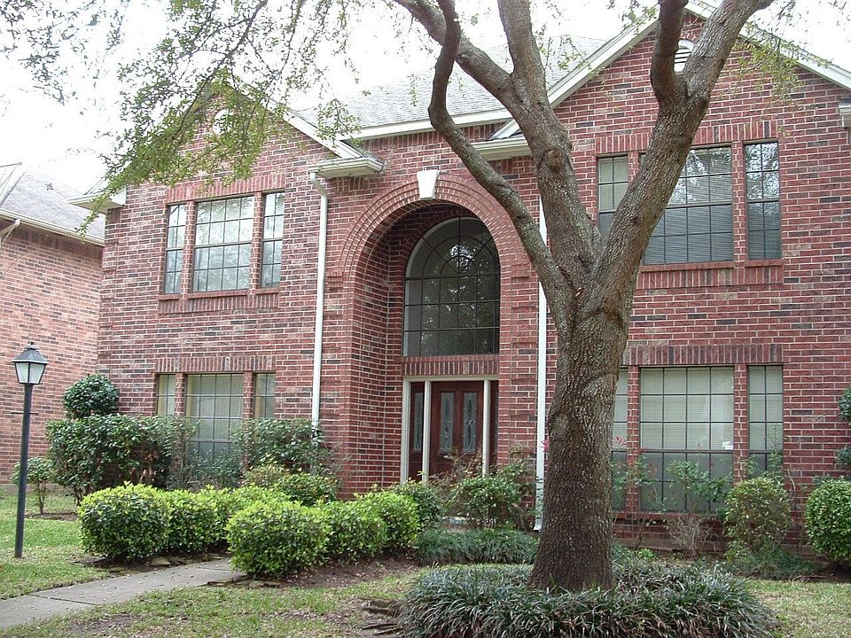 1st image of 2422 Parkwood Ln