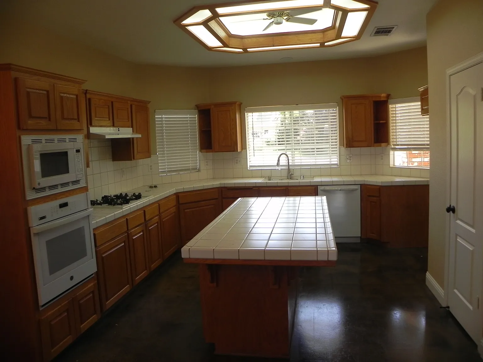 4 bed, 1869 sqft, $2,750 — Photo 3